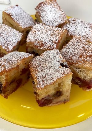 Cseresznyés, áfonyás, csokis, joghurtos piskóta 🍒🍶🍫🥧 recept fotója