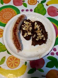 Una foto de Longaniza de carne y verduras con pan con ajo y aceite