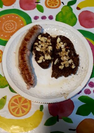 Foto principal de Longaniza de carne y verduras con pan con ajo y aceite