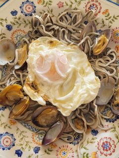 Una foto de Gulas con almejas y huevo frito, en un plis plas