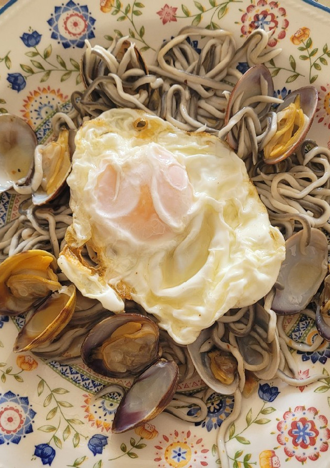 Una foto de Gulas con almejas y huevo frito, en un plis plas