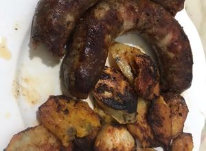 Una foto de Chorizos + Yuca y Boniatos condimentados