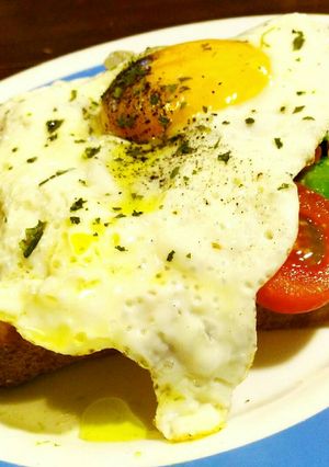 Foto principal de Tosta de huevo, aguacate y tomate 💟