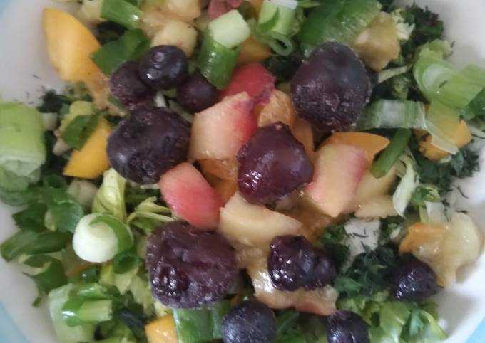 Салат с фруктами и ягодами основное фото рецепта