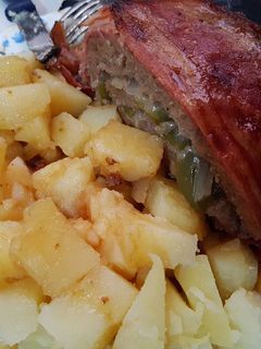 Una foto de Rollo de carne picada y bacon, con patata cocida!😋🍴