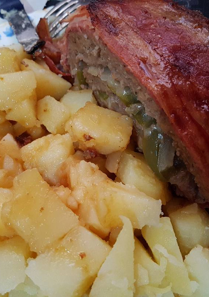 Una foto de Rollo de carne picada y bacon, con patata cocida!😋🍴