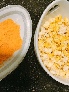 صورة لوصفة بوب كورن (فشار) بطعم الكاتشب 🤩