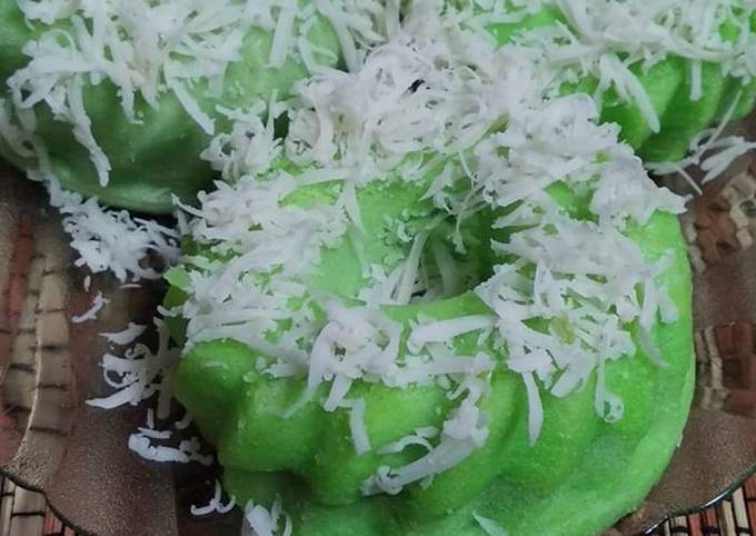 Kue putu ayu pandan