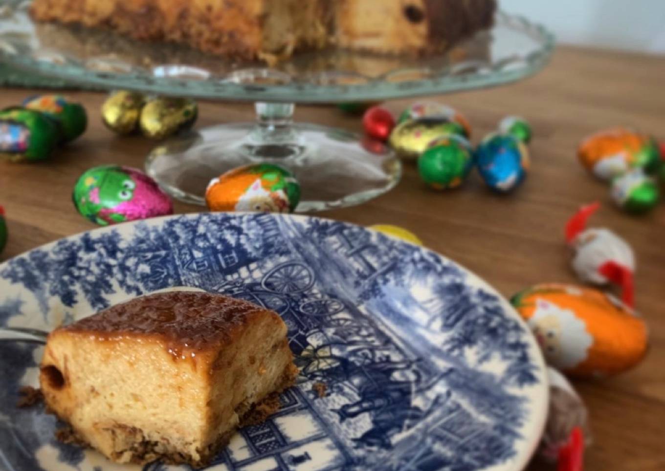 Pan de Calatrava con restos de mona de Pascua y toña