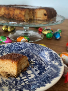 Una foto de Pan de Calatrava con restos de mona de Pascua y toña