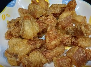 Hình của món Thịt đùi heo lăn bột chiên giòn.