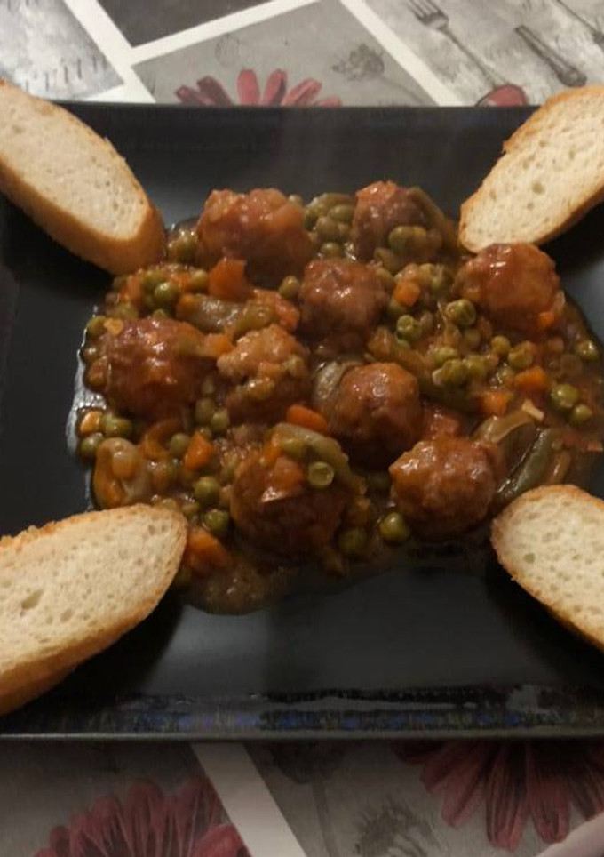 Una foto de Albóndigas a la jardinera
