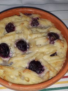 O poză a rețetei Budincă din paste cu mascarpone și cireșe.
