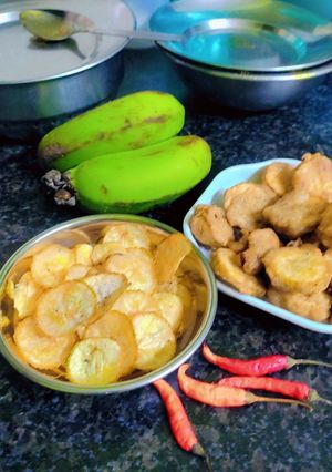 कच्चे केले की पकौड़ी और चिप्स रेसिपी मुख्य फोटो