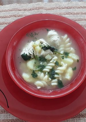 Una foto de Sopa de pollo y fideos