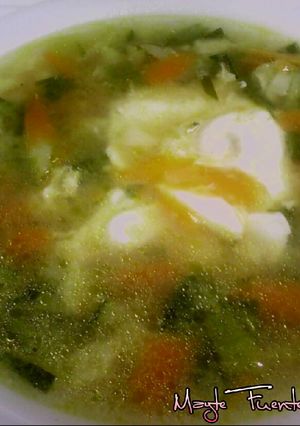 Una foto de Sopa al curry con verduras y huevo escalfado