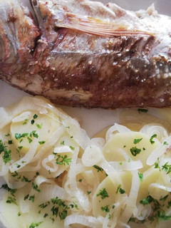 Una foto de Sama al horno con papas de Sanlucar