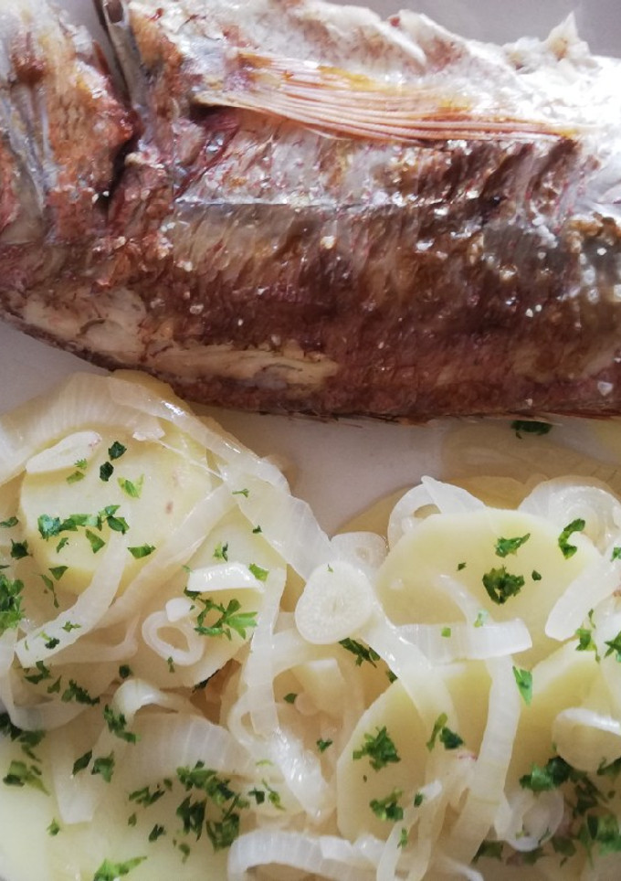 Una foto de Sama al horno con papas de Sanlucar