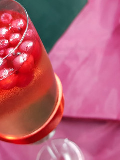 Una foto de Gelatina de cava con frutos rojos