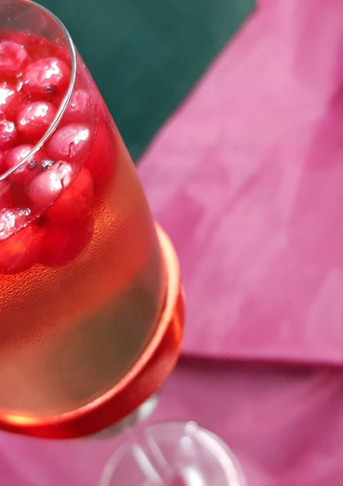 Una foto de Gelatina de cava con frutos rojos