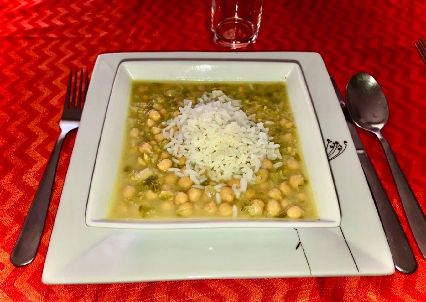 Garbanzos con tallitos de espinaca y pimiento 🫑