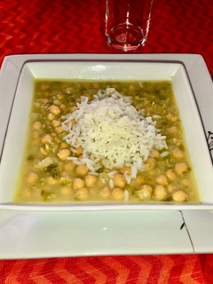 Una foto de Garbanzos con tallitos de espinaca y pimiento 🫑