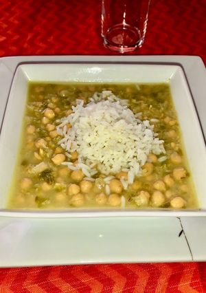 Una foto de Garbanzos con tallitos de espinaca y pimiento 🫑
