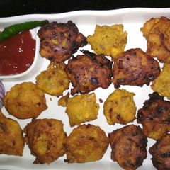 A picture of Dal pakoda.