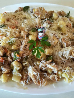 Una foto de Pollo con verdura y fideos de arroz