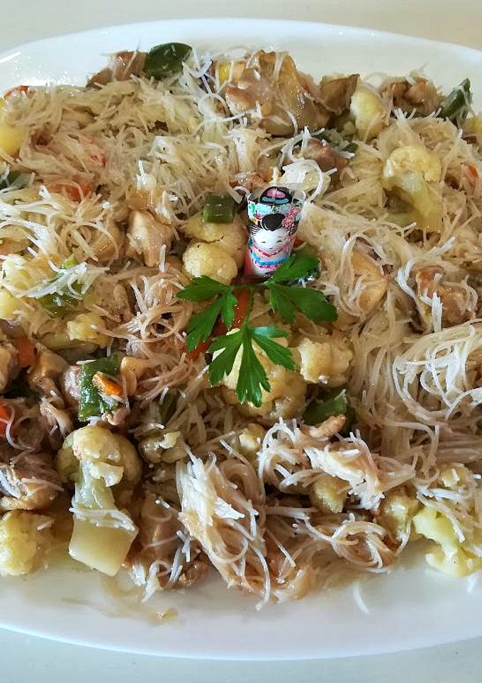 Una foto de Pollo con verdura y fideos de arroz