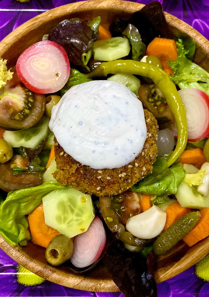 Una foto de Falafels con Robot Mambo