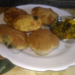 A picture of Bathua kachori.