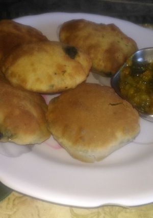 A picture of Bathua kachori.