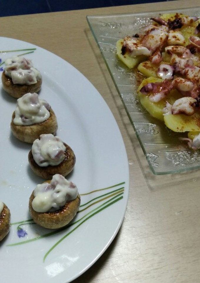 Una foto de Champiñones rellenos de alioli y jamón