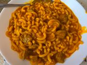 Una foto de fideos caldos con pimientos