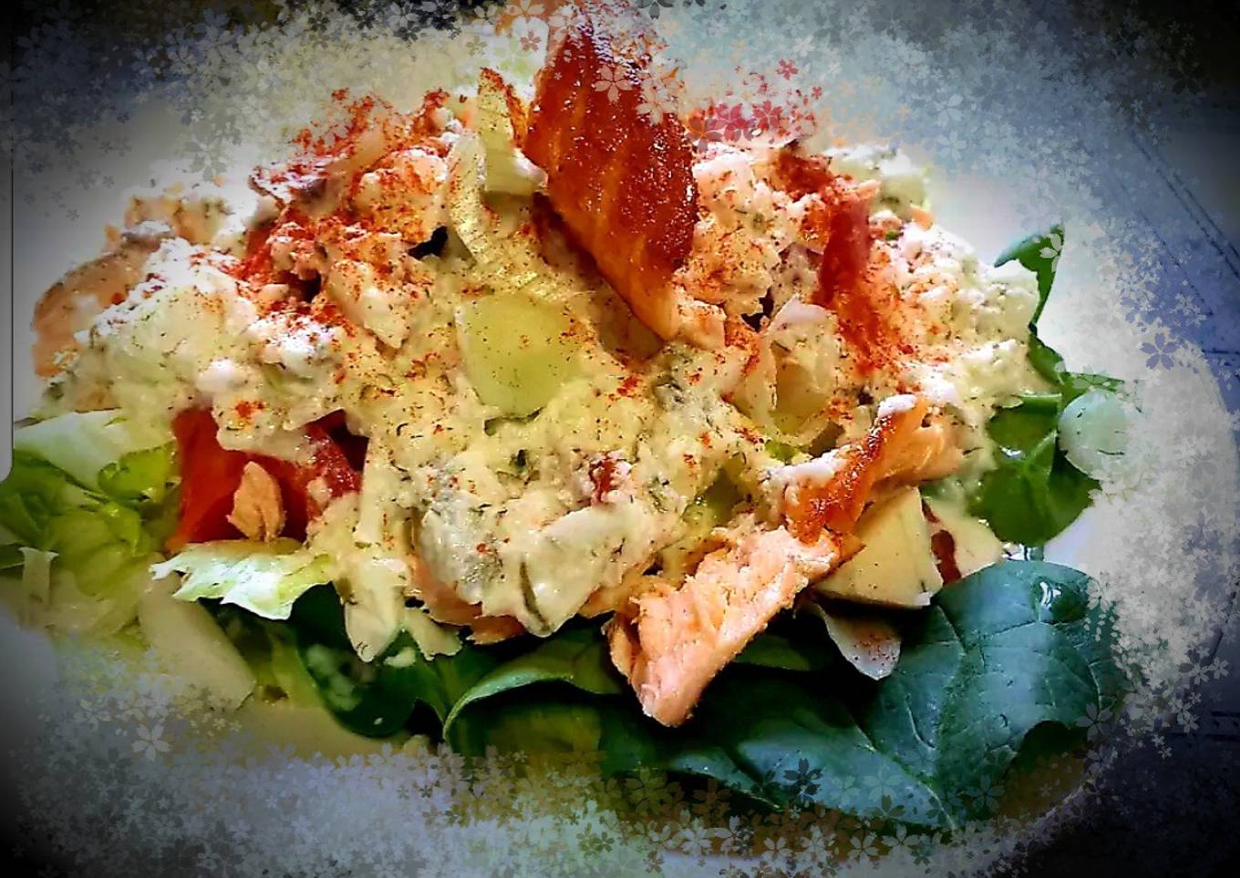 Ensalada de salmón y espinacas con aliño de tártara ligera.🌼🌼