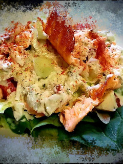 Una foto de Ensalada de salmón y espinacas con aliño de tártara ligera.🌼🌼