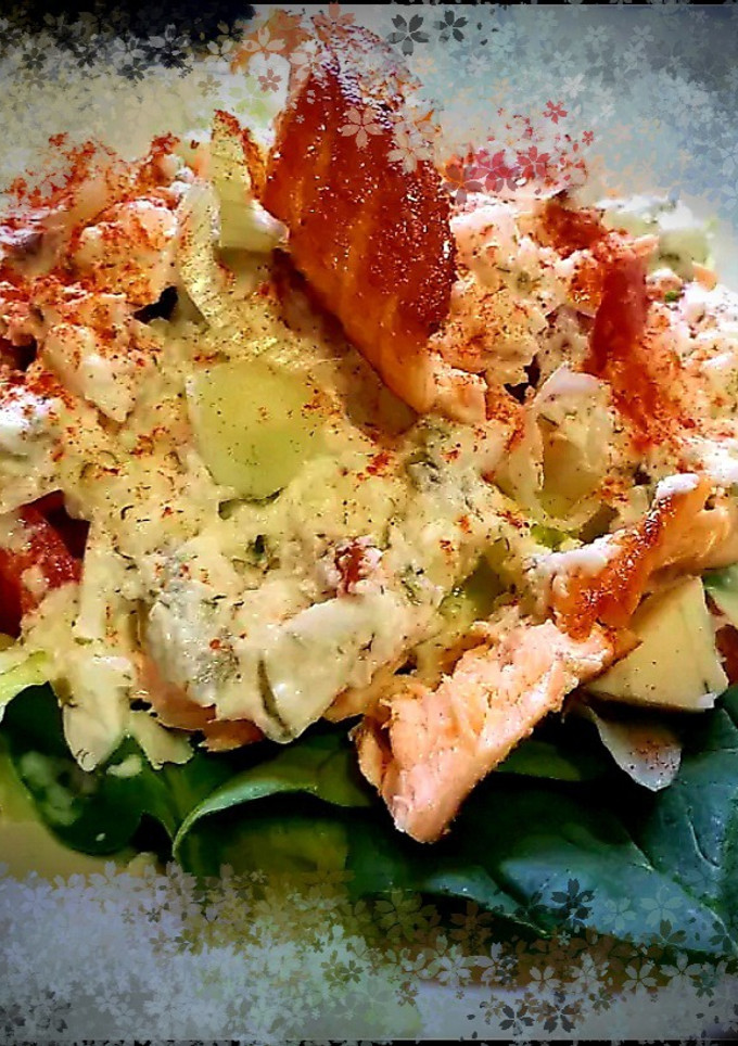 Una foto de Ensalada de salmón y espinacas con aliño de tártara ligera.🌼🌼