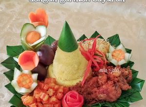 Foto resep Nasi Kuning Magic Com dengan Garnish Sayuran