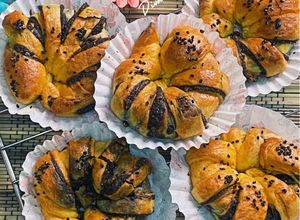 Foto resep Carrot Bread Filled with Chocolate Almond Cheese