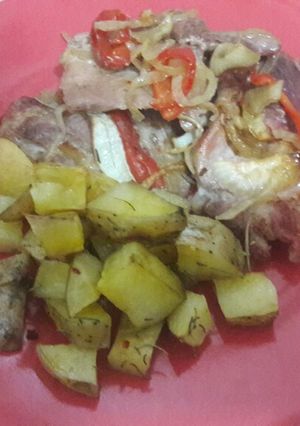 Una foto de Bondiolita en colchón de cebollas con papas