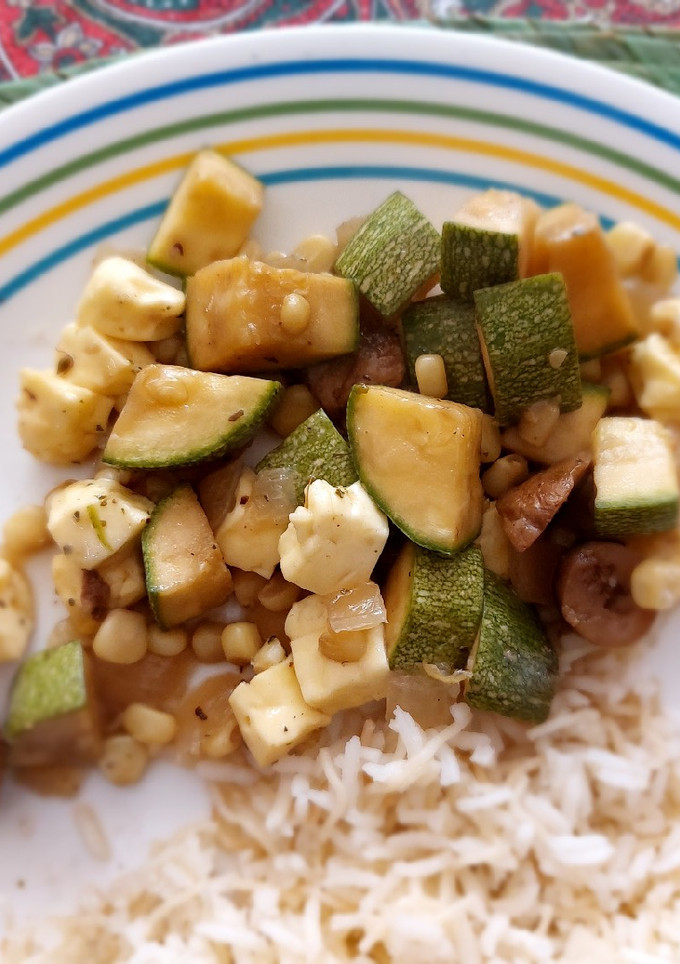 Una foto de Calabacitas con champiñones y elote