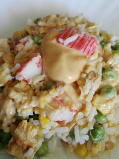 Una foto de Ensalada de arroz con salsa rosa