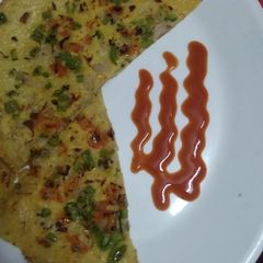 A picture of Rava besan uttapam.