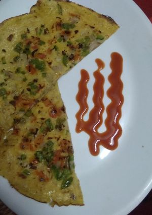 A picture of Rava besan uttapam.