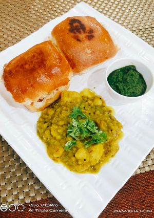 પાવ બટાકા (Pav Bataka Recipe In Gujarati) રેસીપી મુખ્ય ફોટો