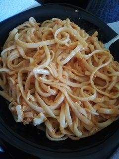 Una foto de Espaguetis/Spaghetti 🍝 con atún 🐟, tomate 🍅 y huevo 🥚