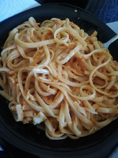 Una foto de Espaguetis/Spaghetti 🍝 con atún 🐟, tomate 🍅 y huevo 🥚