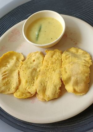 A picture of Fafda With besan chutney.