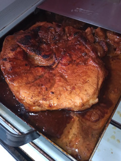Una foto de Pernil (o chuleta) de cerdo con cerveza negra